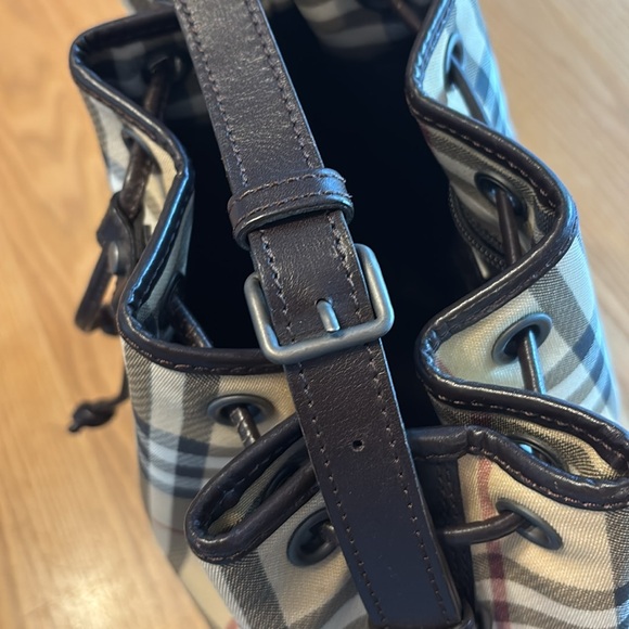 Burberry plaid bucket bag in excellent condition - Picture 5 of 15